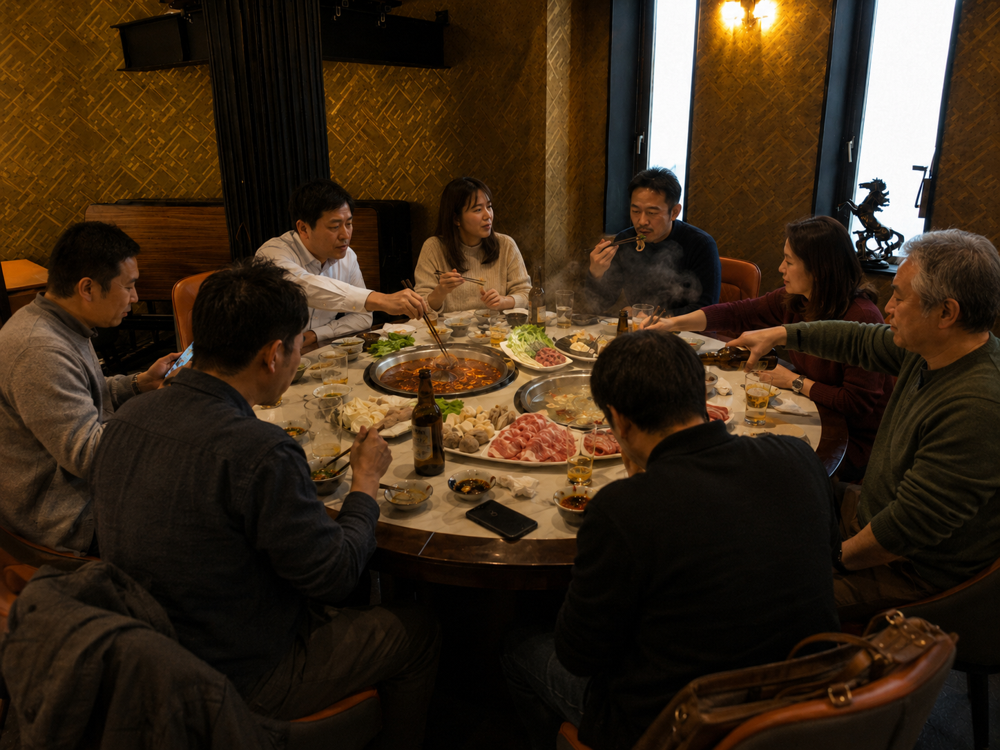 円卓を囲む上階個室の宴会風景